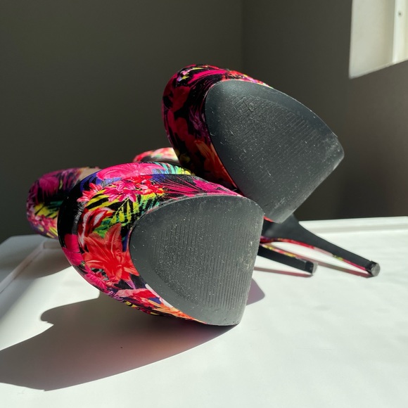 Qupid Tropical Floral Platform Stiletto - Picture 5 of 6